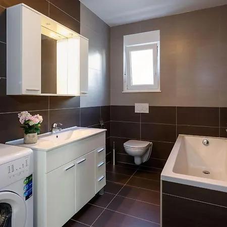 In Mit Grosser Terrasse By Interhome * Дугі-Рат